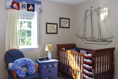 お手頃価格の中くらいなビーチスタイルのおしゃれな赤ちゃん部屋 (ベージュの壁、カーペット敷き、男の子用、ベージュの床) の写真