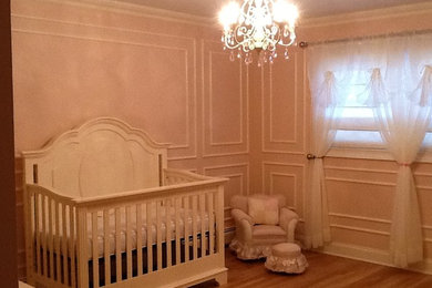 ニューヨークにある中くらいなトランジショナルスタイルのおしゃれな赤ちゃん部屋 (ピンクの壁、淡色無垢フローリング、女の子用) の写真