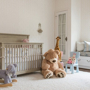 Ispirazione per una cameretta per neonati chic con pareti beige, parquet scuro e pavimento bianco