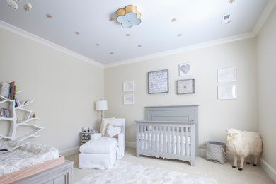 На фото: большая нейтральная комната для малыша в стиле фьюжн с бежевыми стенами и ковровым покрытием