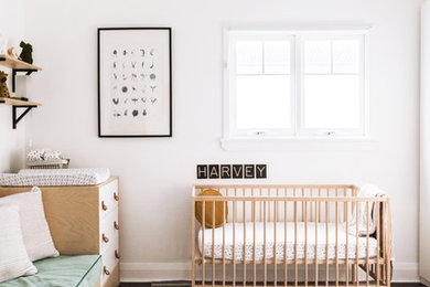 Foto de habitación de bebé niño contemporánea pequeña con paredes blancas, suelo de madera oscura y suelo marrón