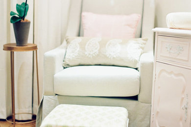 Foto de habitación de bebé niña tradicional pequeña con paredes blancas y suelo de madera en tonos medios