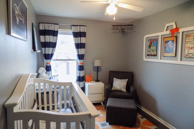 お手頃価格の小さなモダンスタイルのおしゃれな赤ちゃん部屋 (グレーの壁、濃色無垢フローリング、男の子用) の写真
