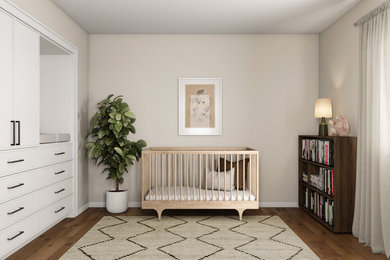 Modelo de habitación de bebé contemporánea con paredes blancas, suelo de madera en tonos medios y suelo marrón
