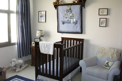 Modelo de habitación de bebé niño tradicional con paredes blancas, suelo de baldosas de cerámica y suelo blanco