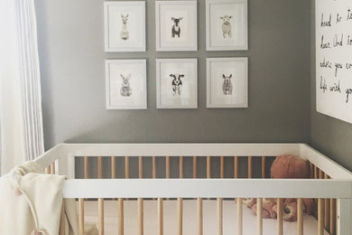 ナッシュビルにある低価格の中くらいなミッドセンチュリースタイルのおしゃれな赤ちゃん部屋 (グレーの壁、濃色無垢フローリング、女の子用、茶色い床) の写真