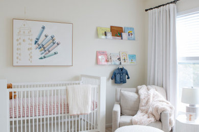 ニューヨークにあるお手頃価格の小さなトランジショナルスタイルのおしゃれな赤ちゃん部屋 (白い壁、カーペット敷き、女の子用、ベージュの床) の写真