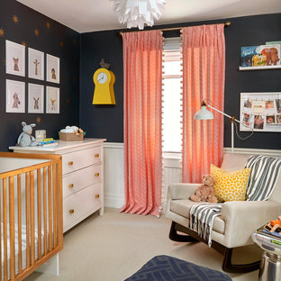 Imagen de habitación de bebé neutra clásica renovada con moqueta, suelo beige y paredes negras