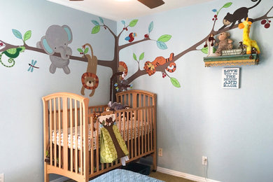 Foto de habitación de bebé neutra tradicional de tamaño medio con paredes multicolor, moqueta y suelo marrón