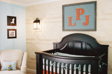 На фото: комната для малыша в современном стиле с