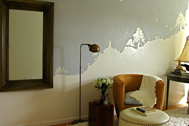 Foto di una cameretta per neonato bohémian di medie dimensioni con pareti grigie e parquet chiaro