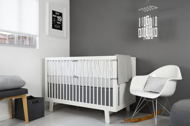 Esempio di una cameretta per neonati minimalista