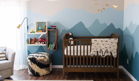 Ein Babyzimmer mit kühlen Bergzügen als Wandgemälde