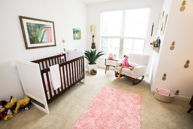 オレンジカウンティにある広いコンテンポラリースタイルのおしゃれな赤ちゃん部屋 (白い壁、カーペット敷き、女の子用、ベージュの床) の写真