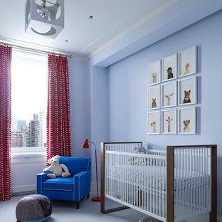 Foto de habitación de bebé neutra tradicional renovada con paredes azules y suelo azul