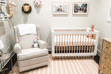 Imagen de habitación de bebé niña bohemia de tamaño medio