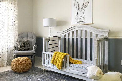 Diseño de habitación de bebé neutra clásica renovada grande con paredes grises y moqueta