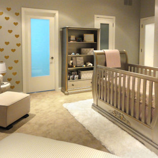 Imagen de habitación de bebé niña minimalista, de tamaño medio, con paredes grises y moqueta