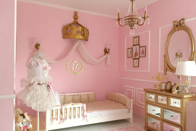 他の地域にあるヴィクトリアン調のおしゃれな赤ちゃん部屋の写真