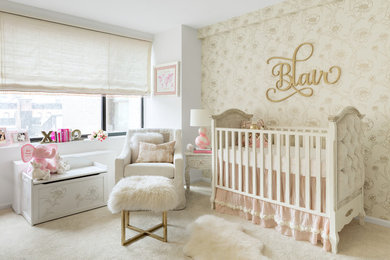 ニューヨークにある高級な中くらいなトランジショナルスタイルのおしゃれな赤ちゃん部屋 (カーペット敷き、女の子用、ベージュの壁、ベージュの床) の写真