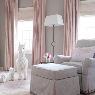 Immagine di una grande cameretta per neonata tradizionale con pareti grigie, moquette e pavimento beige