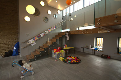 他の地域にあるモダンスタイルのおしゃれな赤ちゃん部屋 (グレーの壁) の写真