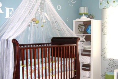 サクラメントにある低価格の中くらいなモダンスタイルのおしゃれな赤ちゃん部屋の写真