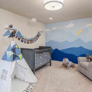 Ejemplo de habitación de bebé niño mediterránea con paredes multicolor, moqueta y suelo beige