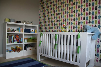 На фото: комната для малыша среднего размера в стиле модернизм с разноцветными стенами и ковровым покрытием для мальчика с