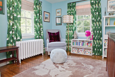 ウィルミントンにあるおしゃれな赤ちゃん部屋 (青い壁、女の子用) の写真