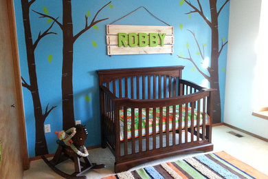 Immagine di una cameretta per neonato minimal con pareti blu e moquette