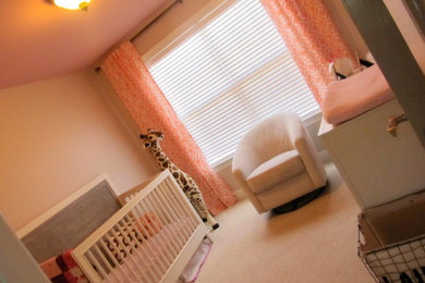 アトランタにある小さなコンテンポラリースタイルのおしゃれな赤ちゃん部屋 (女の子用) の写真