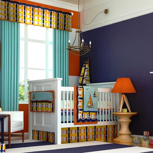 Idee per una cameretta per neonato american style con pareti blu