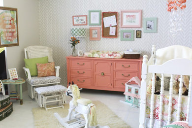 オレンジカウンティにあるおしゃれな赤ちゃん部屋の写真