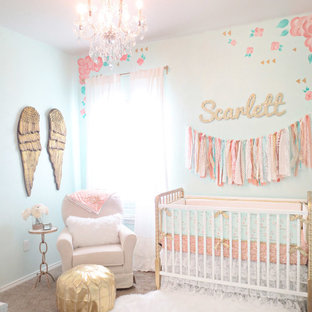 Diseño de habitación de bebé niña romántica, pequeña, con paredes multicolor y moqueta