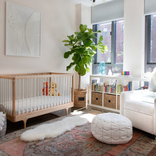 Imagen de habitación de bebé niña tradicional renovada con paredes rosas
