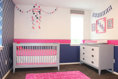 Cette photo montre une chambre de bébé fille chic de taille moyenne avec un mur bleu et moquette.