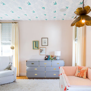Idee per una cameretta per neonata chic con pavimento bianco