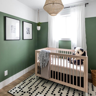Idee per una piccola cameretta per neonati neutra minimalista con pareti verdi, pavimento in vinile e pavimento marrone