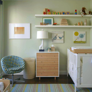 Idee per una cameretta per neonato minimalista con pareti verdi e parquet scuro