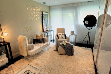 Mittelgroßes Modernes Babyzimmer mit beiger Wandfarbe in Detroit