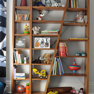 Kleines Retro Babyzimmer mit weißer Wandfarbe und dunklem Holzboden in Melbourne