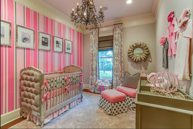 ジャクソンビルにあるラグジュアリーな中くらいなトランジショナルスタイルのおしゃれな赤ちゃん部屋の写真