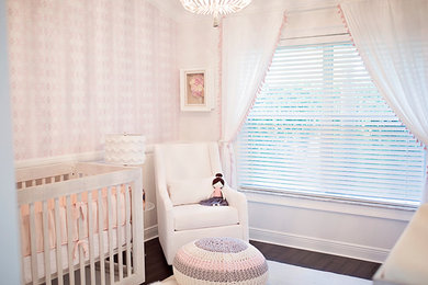 ワシントンD.C.にあるトラディショナルスタイルのおしゃれな赤ちゃん部屋の写真