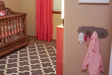 シアトルにあるシャビーシック調のおしゃれな赤ちゃん部屋の写真