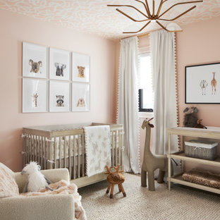 Idee per una grande cameretta per neonati neutra classica con pareti rosa e soffitto in carta da parati