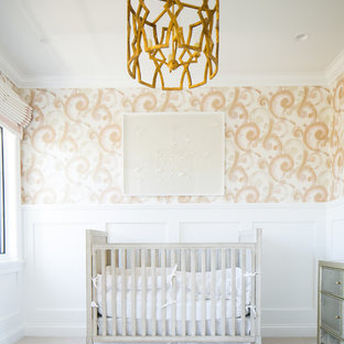 Foto de habitación de bebé niña clásica renovada con paredes multicolor, moqueta y suelo gris