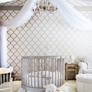 Ejemplo de habitación de bebé niña mediterránea con paredes multicolor y suelo beige