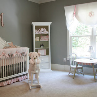 Imagen de habitación de bebé niña clásica con paredes grises, moqueta y suelo gris