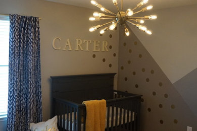 Foto de habitación de bebé niño minimalista pequeña con paredes grises, moqueta y suelo beige